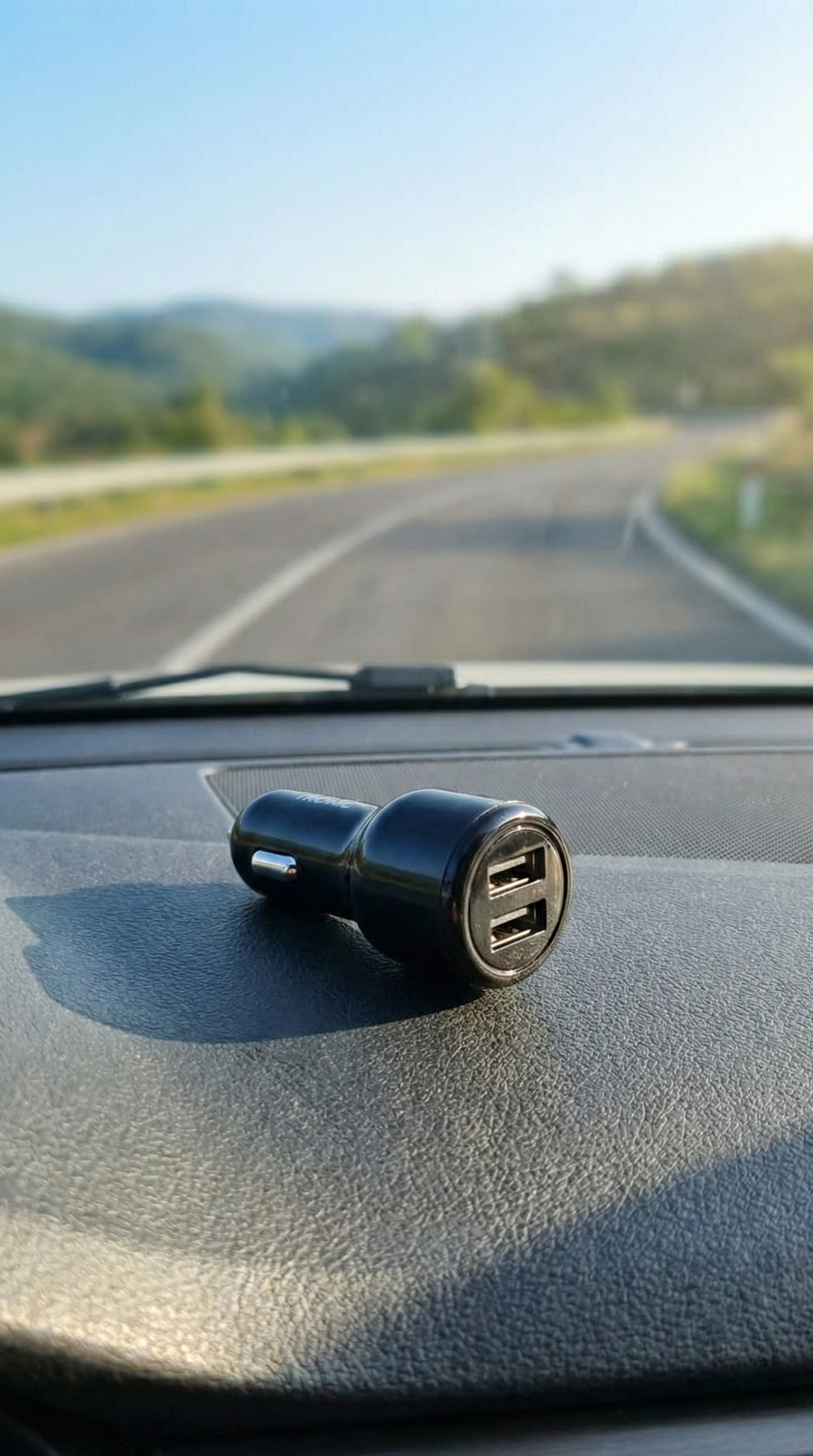 Tronic USB car charger with the following key specifications: Universal charging port suitable for smartphones, tablets, and e-book readers.